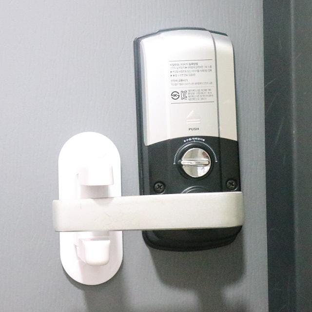 홈트너스 문고리 고정장치 서랍 잠금장치 열림방지 도어락 욕실 현관 안전문 (2개입) 4번째 이미지